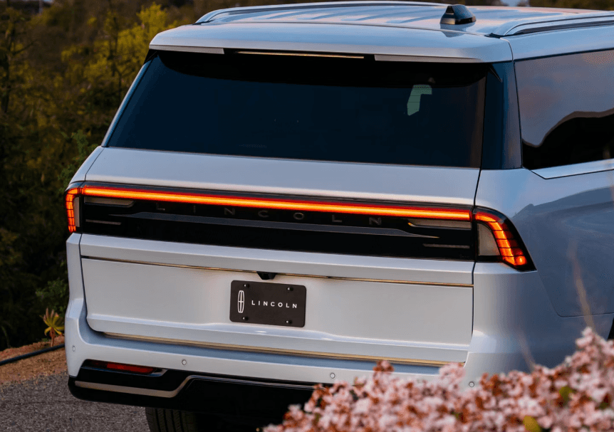 Beat the Desert Heat: What Phoenix Drivers Should Know Before Buying a Lincoln SUV